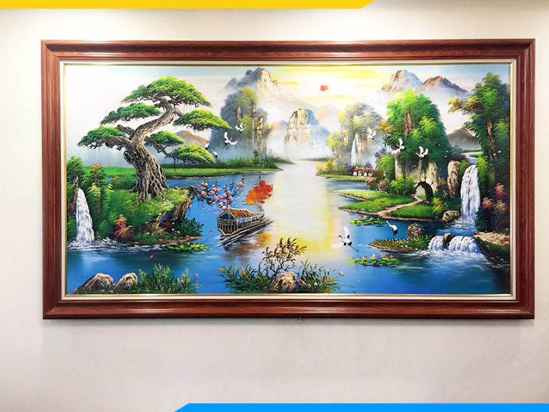 Tranh sơn thủy hữu tình: Nước trong tranh tượng trưng cho “dòng chảy của tiền tài”, nếu vẽ dòng nước chảy vào nhà thì mang ý nghĩa rước lộc vào nhà.