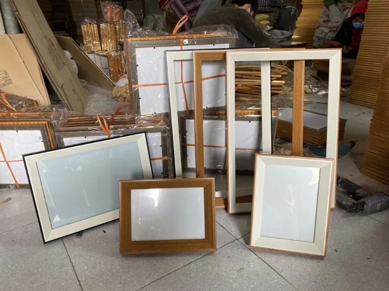 Giá cả dựa vào chất liêu khung tranh