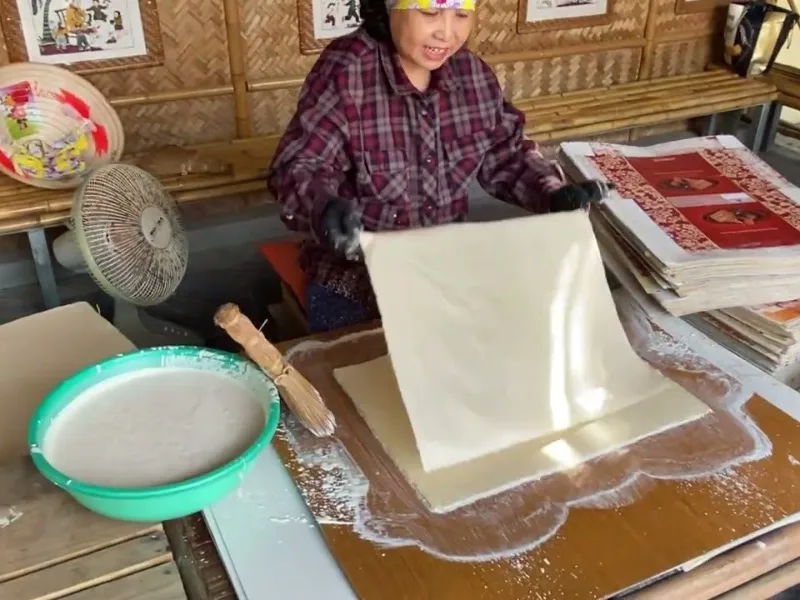 Tranh Đông Hồ Chăn Trâu Thổi Sáo khung lụa treo tường 5 Giấy điệp được làm từ vỏ sò từ những nghệ nhân lành nghề