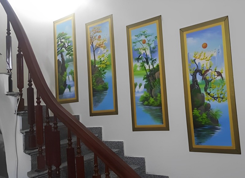 Tranh Tùng – Cúc – Trúc – Mai: tượng trưng cho sức sống bền bỉ, khí tiết thanh cao, kiên cường trước gió tuyết. Người quân tử lấy Tùng làm biểu tượng của sự vững vàng, bất khuất.