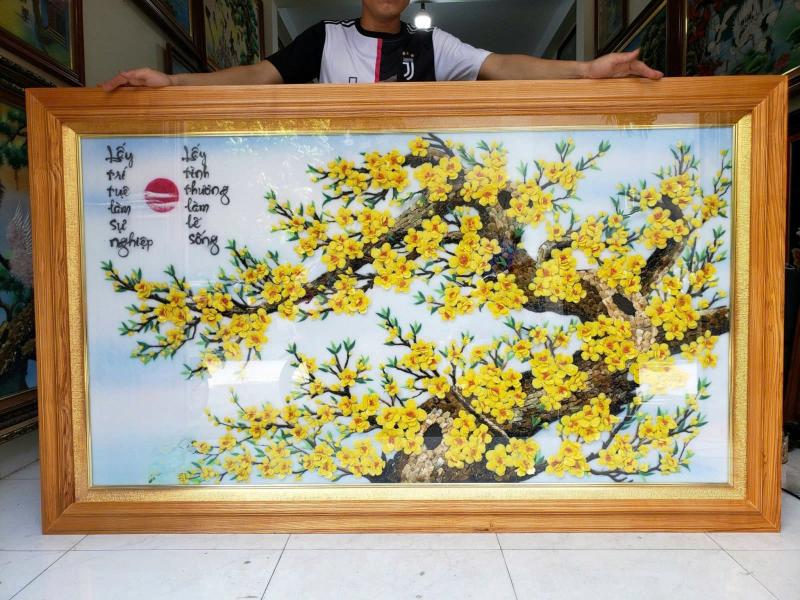 Bức tranh hoa với cành lá sum suê và những bông hoa vàng rực rỡ may mắn