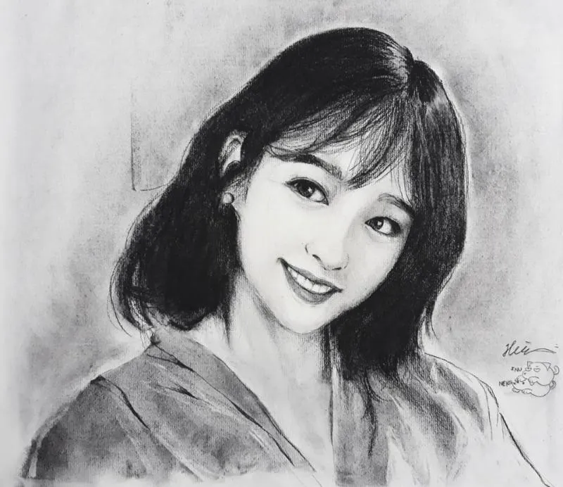 Một bức tranh chân dung vẽ một cô gái đang mỉm cười với đôi mắt và mái tóc được chăm chút kỹ lưỡng