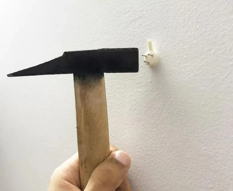 Đóng đinh 3 chân vào tường