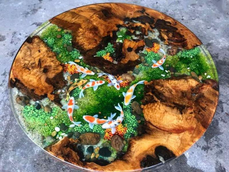 Tranh Epoxy cá Koi bơi lội trong làn nước trong suốt, tượng trưng cho sự thịnh vượng và may mắn
