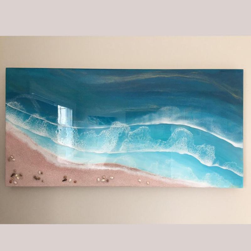 Tranh Epoxy sóng biển trên nền cát hồng nhẹ nhàng, lãng mạn của bờ cát hồng kết hợp với làn sóng trắng xóa tạo nên một tác phẩm nghệ thuật đầy tinh tế và cuốn hút