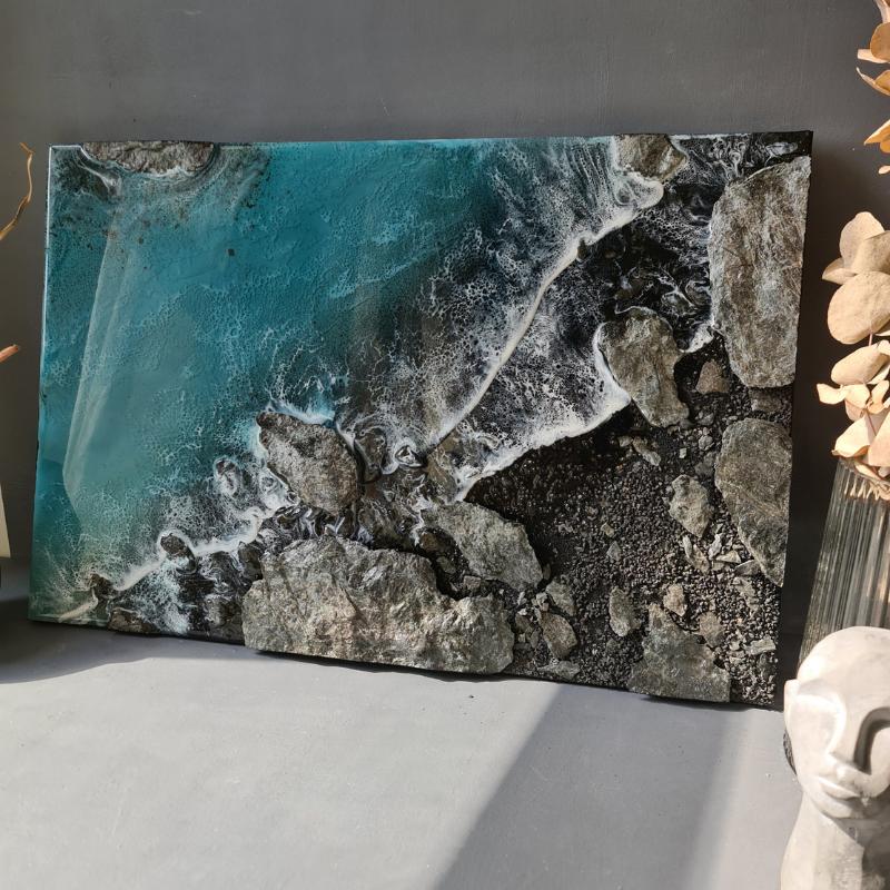 Tranh Epoxy bờ đá thể hiện sự giao thoa giữa biển xanh và bờ đá, mang lại cảm giác mạnh mẽ nhưng cũng rất sống động và chân thực