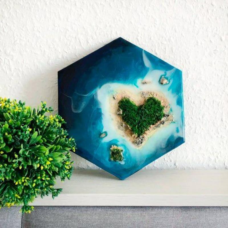 Tranh Epoxy hình lục giác độc đáo và thiết kế ốc đảo nhỏ trên mặt biển, bức tranh này mang đến vẻ hiện đại, tối giản nhưng không kém phần ấn tượng