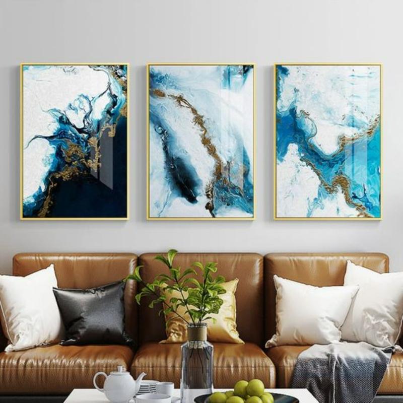 Treo tranh epoxy ở phòng khách tạo cảm giác thư giãn