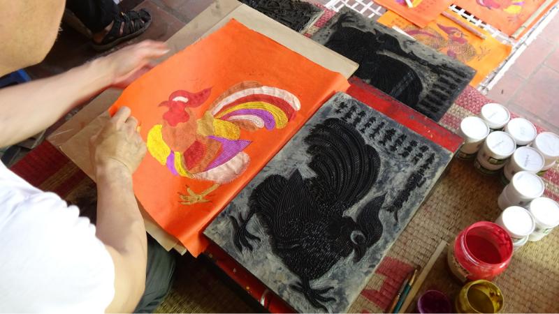 Nghệ nhân đang thực hiện kỹ thuật in đồ cho tranh Kim Hoàng
