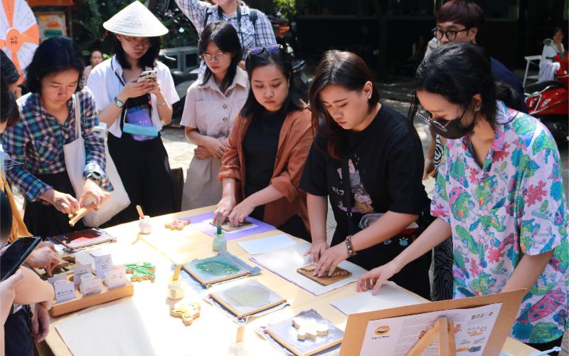 Trải nghiệm tự làm tranh Đông Hồ được nhiều bạn trẻ yêu thích