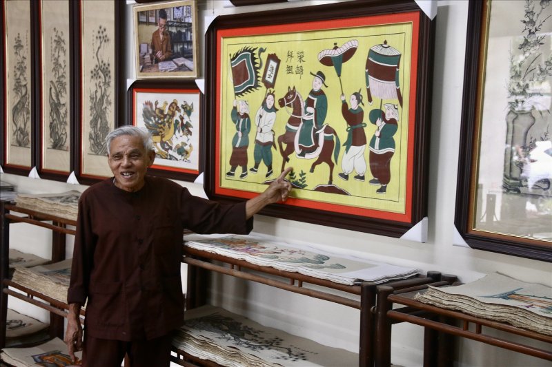 Nghệ nhân Nguyễn Đăng Chế là một trong hai nghệ nhân đang duy trì nghề làm tranh của làng Đông Hồ