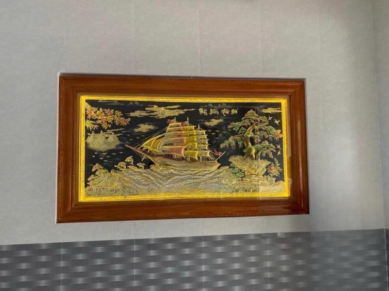 Tranh âm tường phong thủy thuyền buồm, biểu tượng của sự thuận lợi và phát triển
