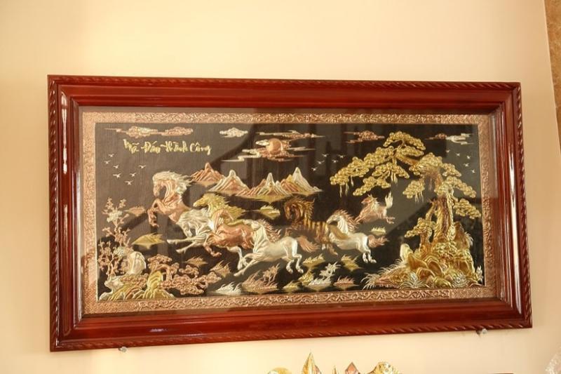 Mẫu tranh bát mã chất liệu đồng