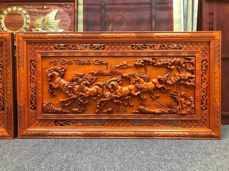 Mẫu tranh bát mã chất liệu gỗ