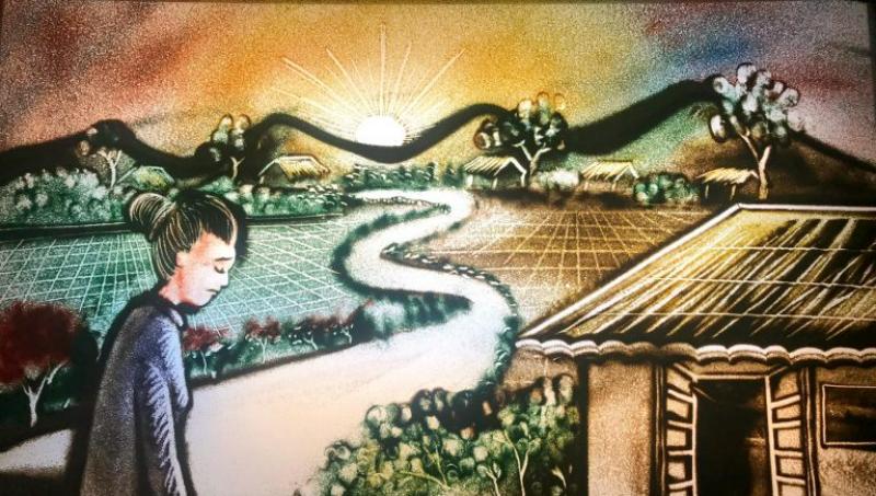 Tranh cát tĩnh miêu tả một người phụ nữ đứng trên con đường làng với khung cảnh đồng quê Việt Nam và mặt trời mọc rực rỡ phía xa