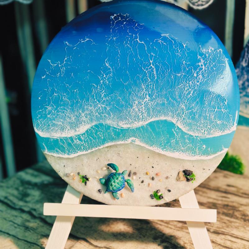 Tranh epoxy hình tròn với họa tiết biển cả và rùa biển, tạo hiệu ứng 3D sống động.