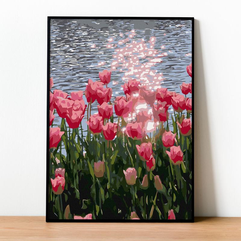 Bức tranh hoa tulip hồng bên mặt nước lấp lánh