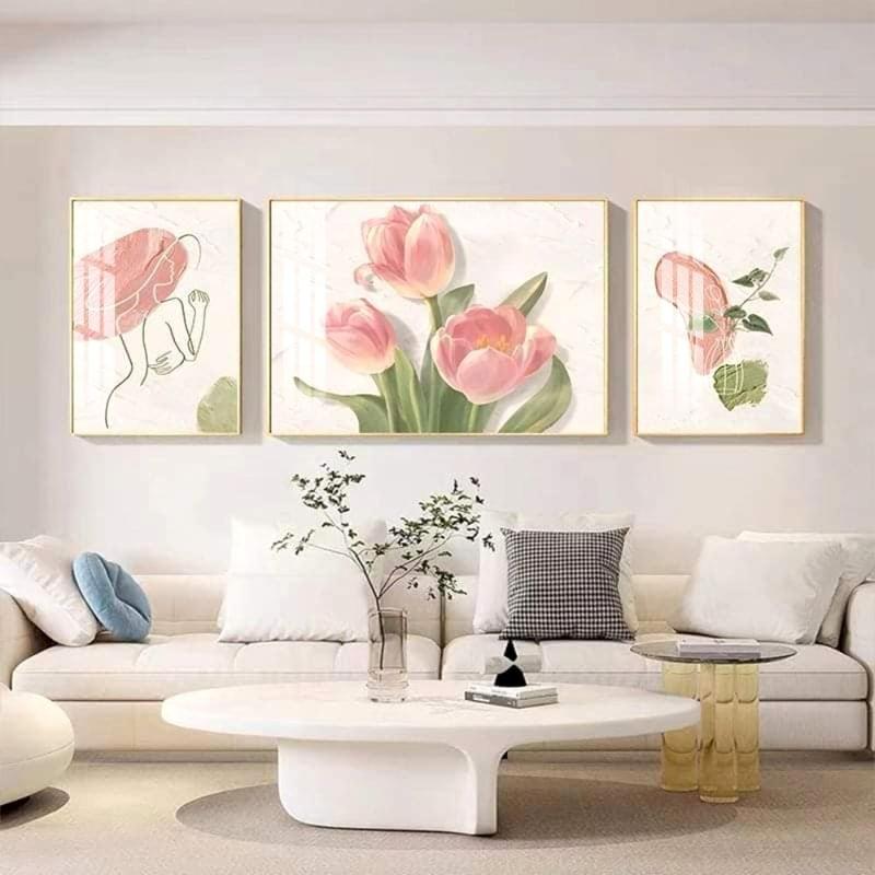 Bộ ba tranh hoa tulip hồng làm điểm nhấn cho phòng khách
