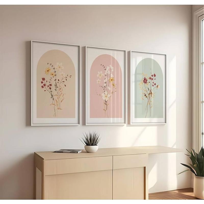 Tranh in hoa lá màu nước kết hợp với nội thất theo phong cách Boho tạo nên một không gian sống động và giàu cá tính