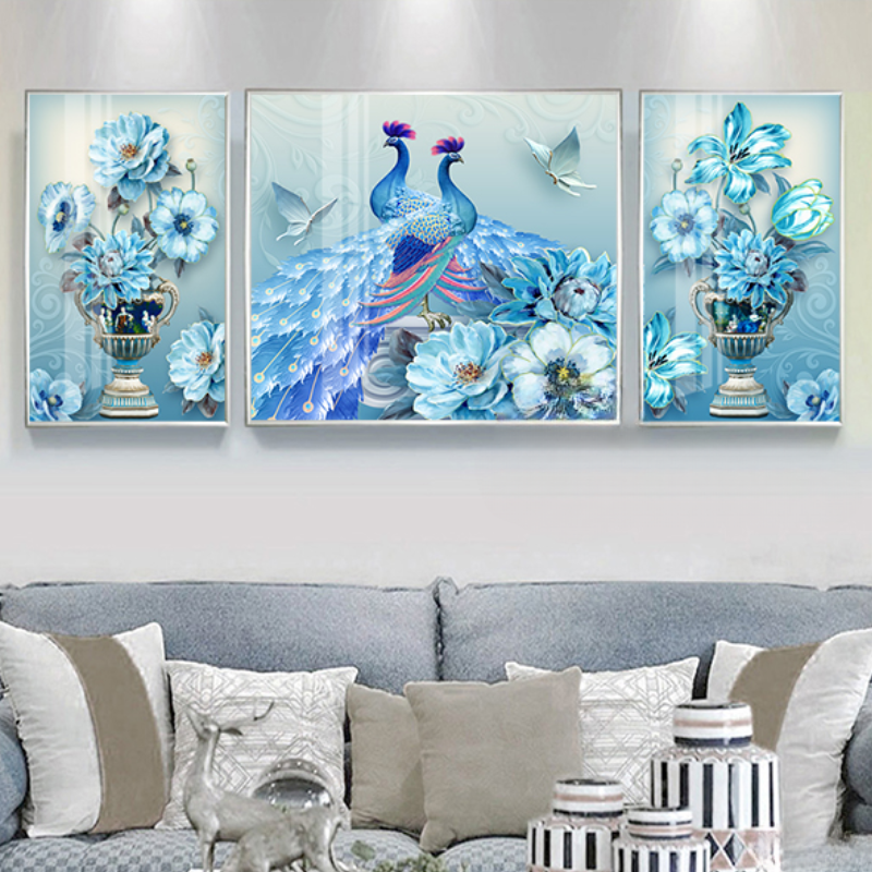 Bộ 3 tranh kính 3D hình chim công và hoa màu xanh, làm nổi bật không gian phòng khách