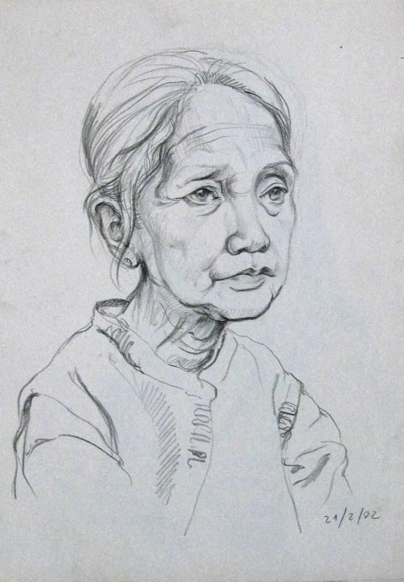 Một bức phác họa chân dung của một người phụ nữ lớn tuổi, tập trung vào các đặc điểm và biểu cảm đặc trưng trên khuôn mặt của bà