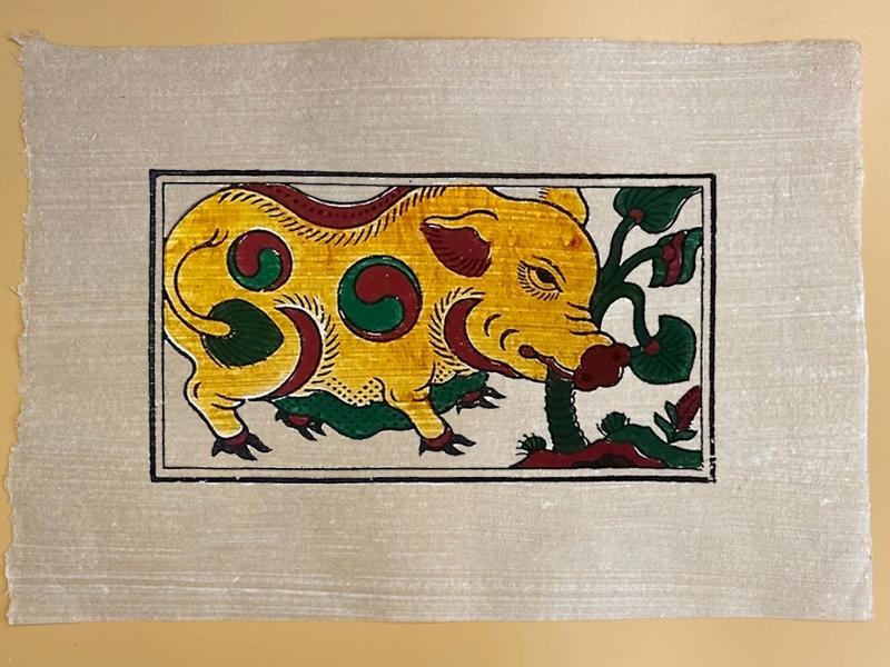Tranh lợn ăn cây ráy với màu vàng chủ đạo