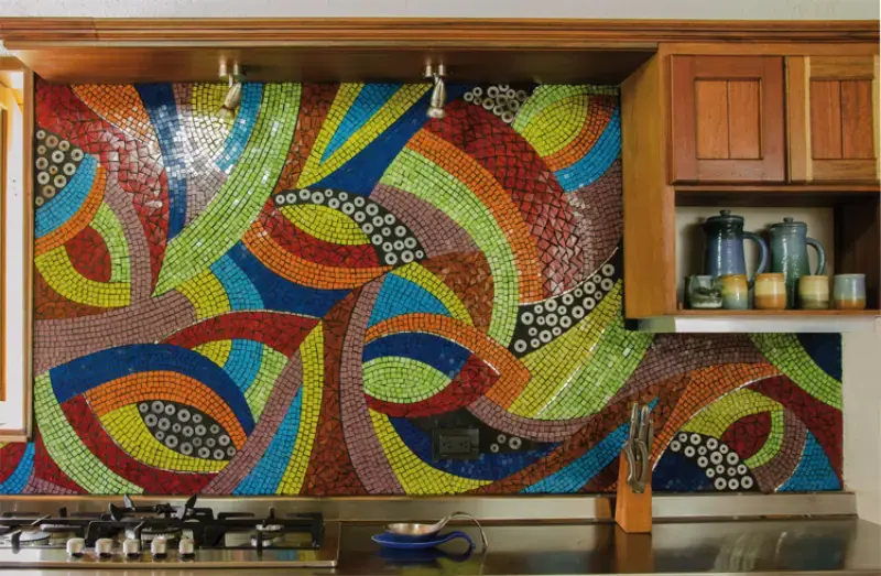Tranh mosaic ốp bếp nổi bật, dễ vệ sinh và bền đẹp theo thời gian