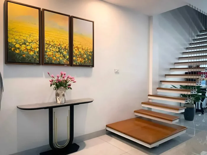 Tranh sơn dầu treo cầu thang