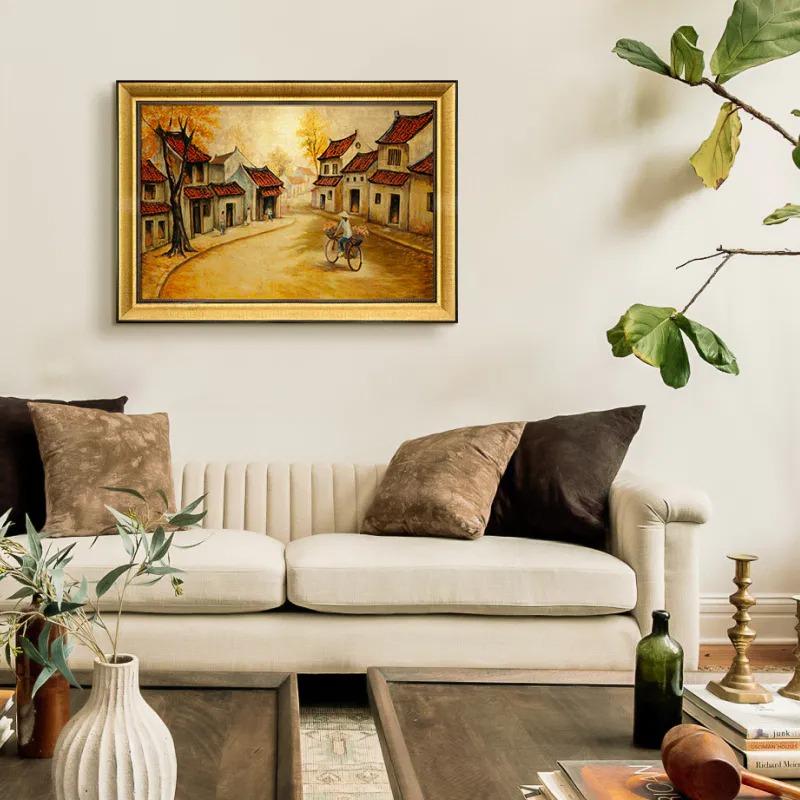 Bức tranh sơn mài khổ lớn tạo điểm nhấn sang trọng cho không gian phòng khách.