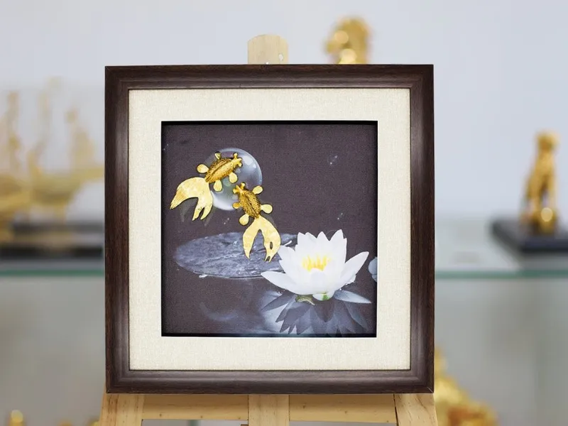 Tranh mạ vàng cá chép mạ vàng và hoa sen giúp không gian sống sang trọng