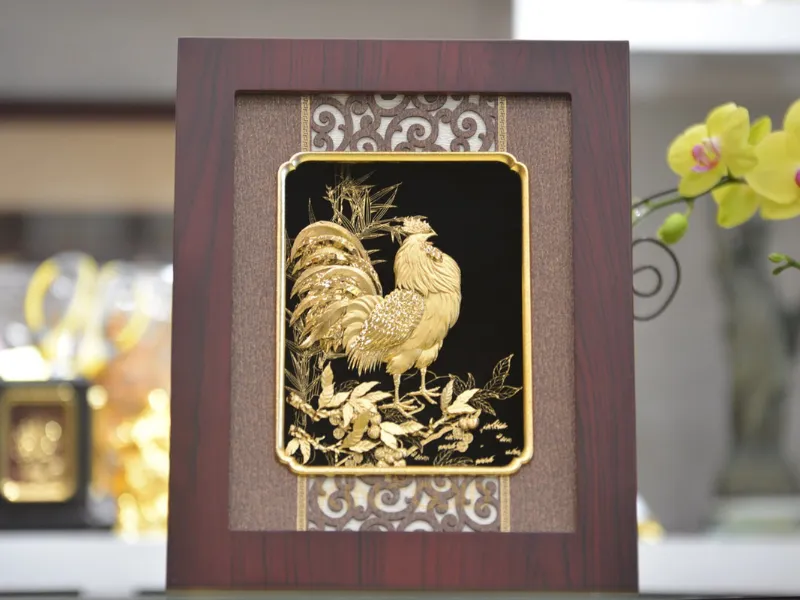 Tranh con gà trống tặng cho gia chủ tượng trưng cho sự thịnh vượng, giàu sang
