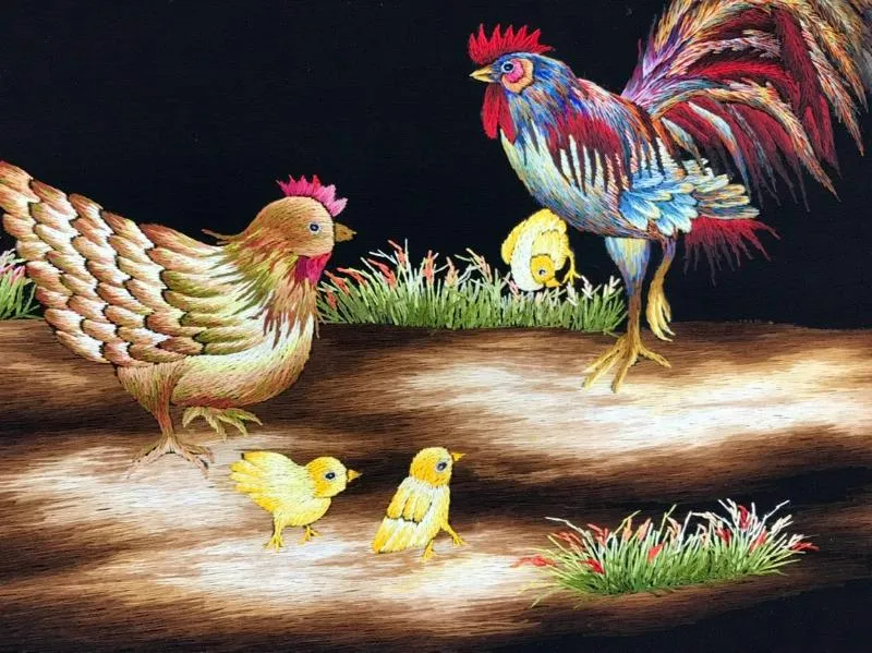Tranh thêu gia đình gà với gà mẹ, gà trống và hai chú gà con, tạo nên một khung cảnh ấm cúng