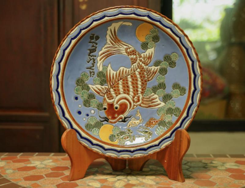 Tranh gốm sứ Lý Ngư Vọng Nguyệt với men gốm bền đẹp, chạm khắc tinh xảo, biểu trưng tài lộc – thăng tiến – viên mãn, thích hợp trang trí không gian sang trọng và làm quà tặng cao cấp.