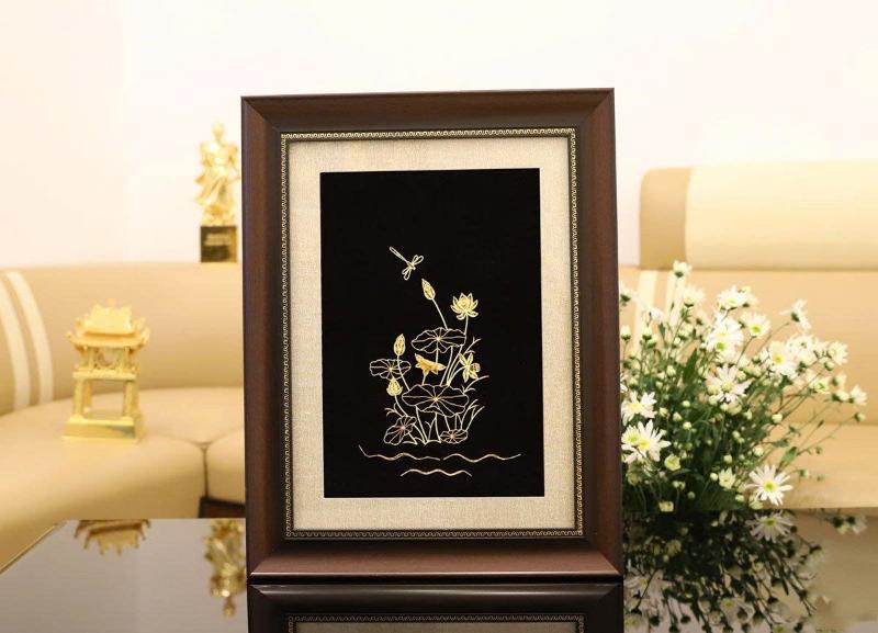 Ý nghĩa sâu sắc về tranh hoa sen trong không gian