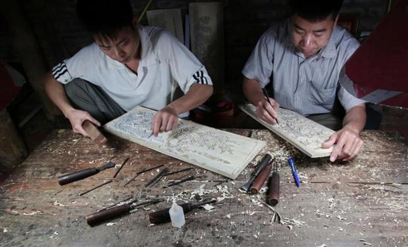 Khắc ván gỗ để làm tranh Đông Hồ