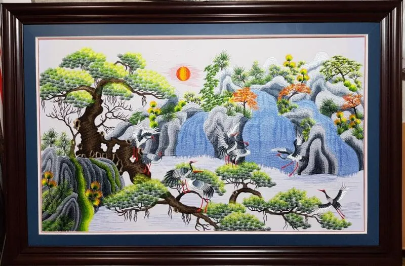 Tranh thêu Tùng Hạc Diên Niên mang sự tỉ mỉ, cầu kỳ trong từng đường kim, mũi chỉ