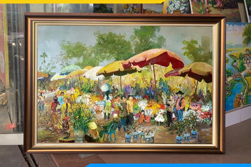 Tranh tái hiện không khí nhộn nhịp của một phiên chợ hoa, với những gánh hoa, giỏ hoa rực rỡ sắc màu.
