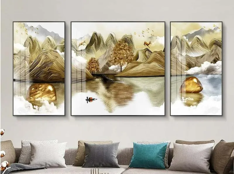 Bộ tranh sơn thủy 3 bức với tông màu vàng – nâu trên sofa giúp không gian trở nên ấm cúng, tinh tế, vừa tạo điểm nhấn vừa hài hòa với nội thất