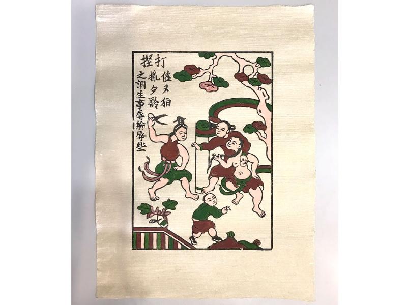 Bức tranh được in trên giấy gió quét điệp làm từ vỏ sò và vỏ điệp, tạo nên bề mặt lấp lánh và bền màu