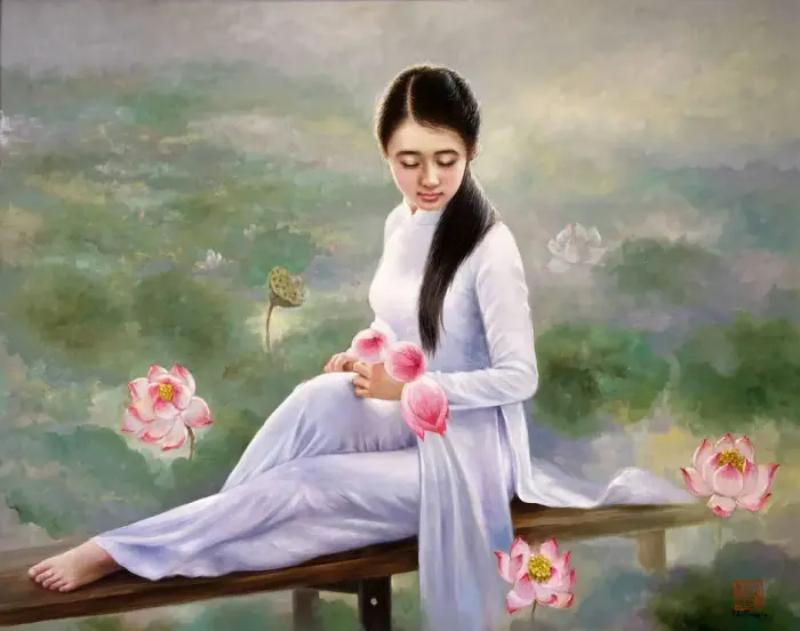 Bức tranh lụa tả vẻ đẹp dịu dàng, trong sáng của cô gái trong tà áo dài trắng, ngồi giữa không gian hồ sen thanh tịnh, biểu trưng cho sự thanh cao