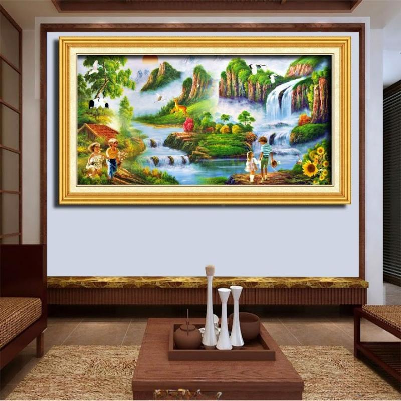 Bức tranh phong cảnh gia đình với núi non và thác nước, tạo nên không gian ấm cúng và hài hòa