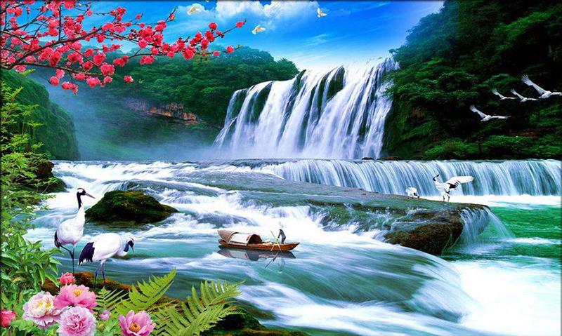  Bức tranh thác nước với hoa lá, chim hạc và thuyền nhỏ, tạo nên một khung cảnh trữ tình, tươi đẹp.