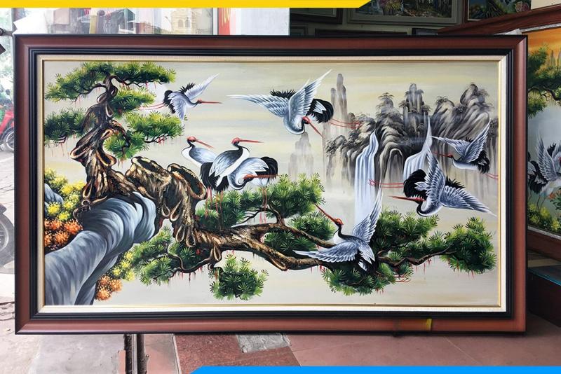 Bức tranh "Tùng hạc diên niên" với hình ảnh cây tùng cổ thụ và chim hạc, thể hiện sự trường thọ và bền vững