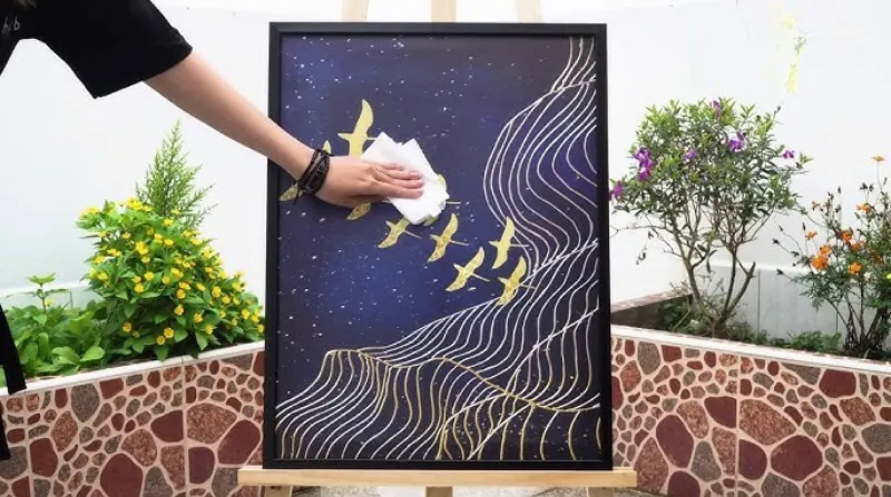 Dùng khăn khô lau bụi định kỳ