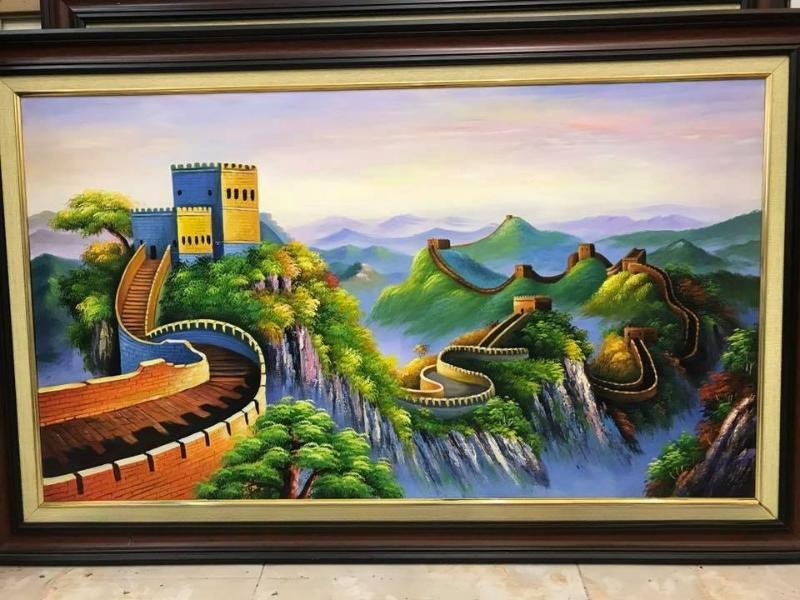 Hình ảnh Vạn Lý Trường Thành được tái hiện qua chất liệu sơn dầu, tạo cảm giác mạnh mẽ, sang trọng