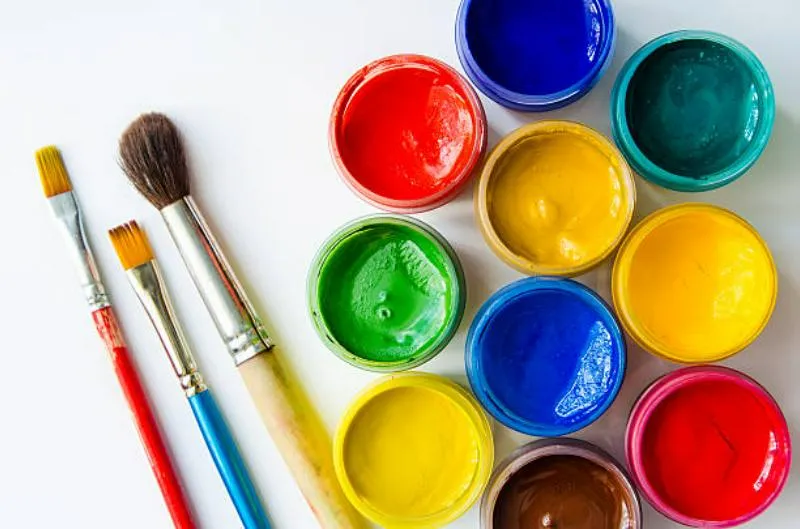 Màu nước Acrylic có đặc tính chống thấm nước, bền màu lâu dài và thân thiện với người dùng