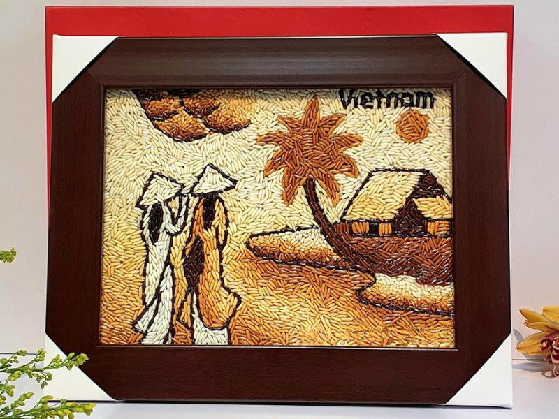 Một bức tranh phong cảnh Việt Nam được đặt trong khung kính, bảo vệ tác phẩm khỏi các tác động từ môi trường bên ngoài