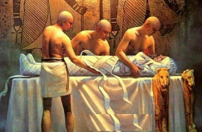 Hình ảnh này mô tả một nghi lễ ướp xác, cho thấy sự tỉ mỉ trong quá trình chuẩn bị cho hành trình của linh hồn