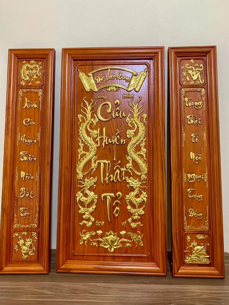Tranh thờ Cửu Huyền Thất Tổ bằng gỗ mang đến vẻ đẹp mộc mạc nhưng trang nghiêm