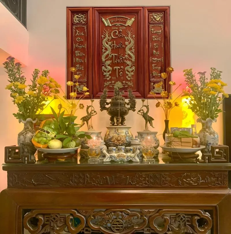 Tranh thờ Cửu Huyền Thất Tổ treo ở vị trí cao, trang trọng